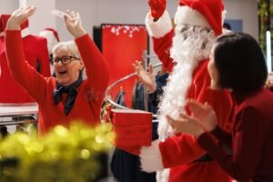 persone felici che festeggiano con premi reali