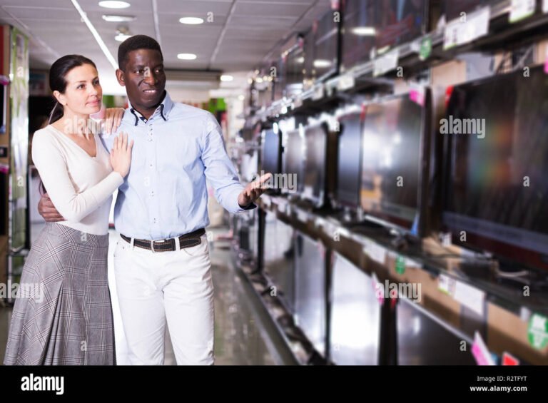 Come Acquistare una Smart TV a Rate Senza Ricorrere al Finanziamento 14 persone felici che scelgono tv in negozio