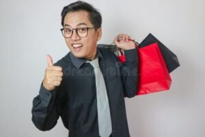 persone felici con sacchetti dello shopping neri