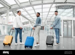 Come Acquistare Biglietti Aerei con Klarna in Comode Rate 6 persone felici con valigie in aeroporto