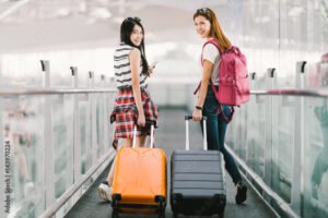 Come Funziona Pagare un Viaggio a Rate Senza Interessi 31 persone felici con valigie in viaggio