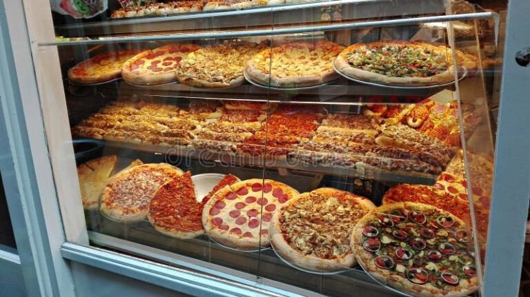 pizza al taglio in vetrina colorata