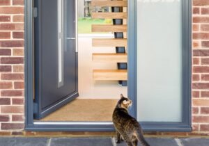 Qual È La Soglia Ideale Per Una Porta In Casa E Come Sceglierla 19 porta dingresso elegante con soglia visibile