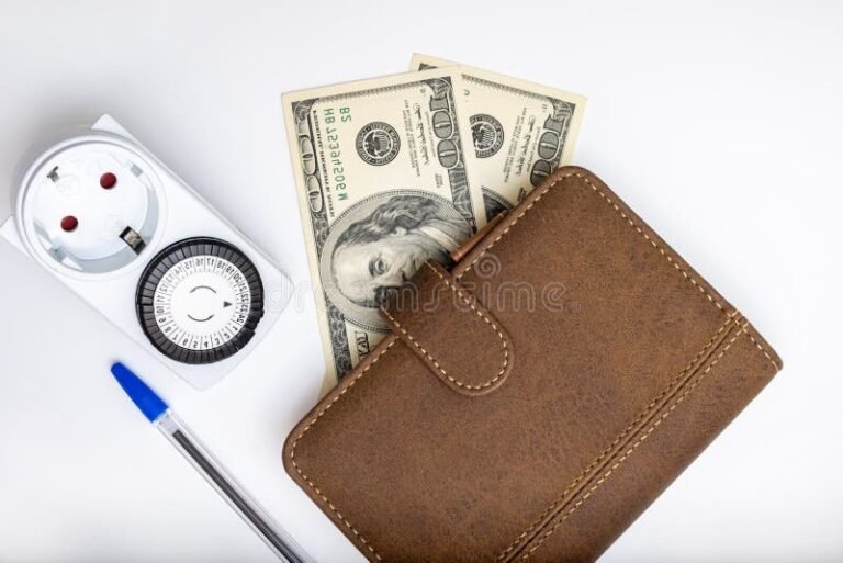 portafoglio con banconote e orologio urgente