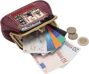 portafoglio con monete e banconote risparmiate