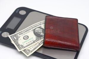 Come Risparmiare Il Più Possibile Nella Vita Quotidiana 23 portafoglio con monete e bilancia finanziaria