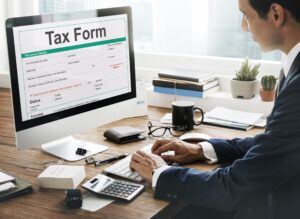 professionista al computer con documenti fiscali
