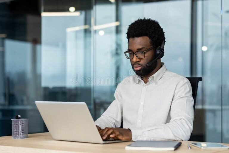Chi Sono i Liberi Professionisti Senza Partita Iva e Come Operano 16 professionista al lavoro con computer portatile