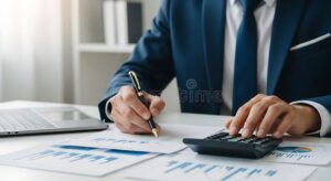 professionista al lavoro con documenti e calcolatrice