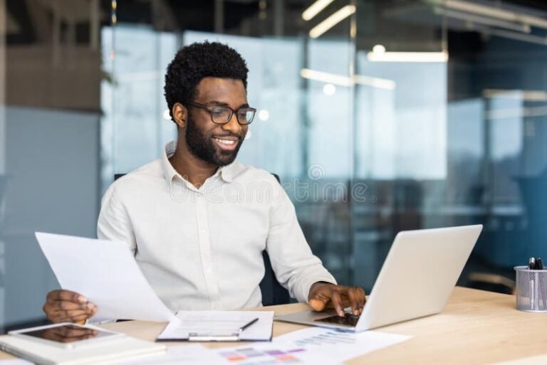 Cos'è un Contratto di Collaborazione Professionale con Partita IVA 24 professionista al lavoro con documenti e laptop