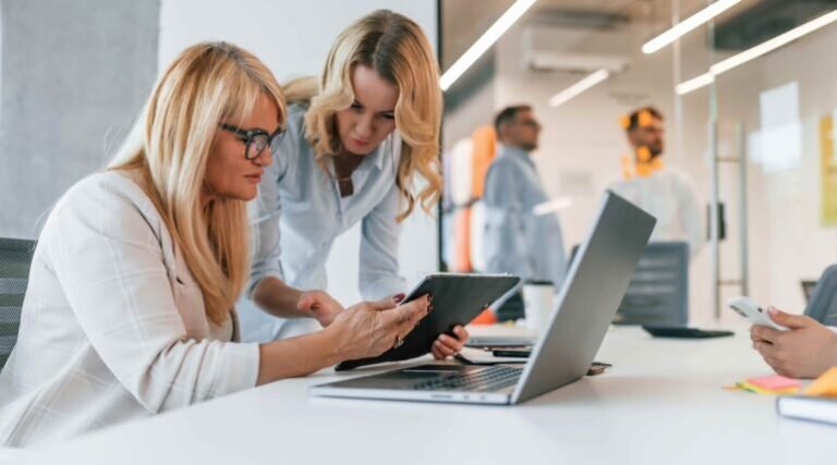 professionista al lavoro con strumenti digitali