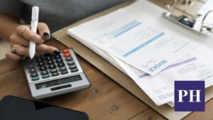 professionista che calcola fatture con calcolatrice