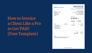 professionista che consegna fattura a cliente