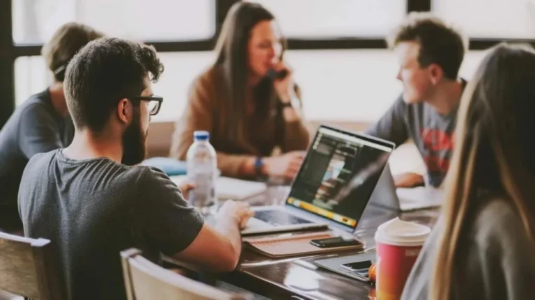 Qual è lo stipendio medio nel campo del digital marketing in Italia 31 professionisti digital marketing al lavoro su laptop