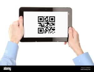 qr code su schermo computer con mano