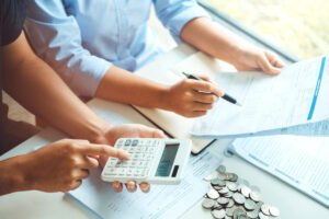 Che Cos’è la Prima Nota di Cassa e Banca e Come si Gestisce 30 registro contabile con monete e calcolatrice