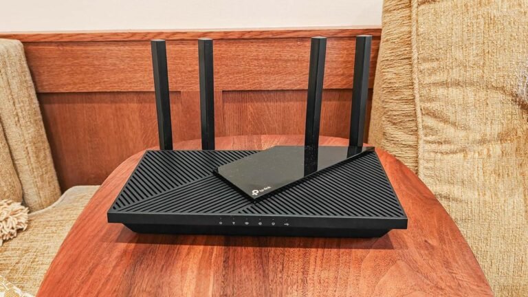 router wifi moderno con segnale luminoso forte