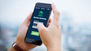 schermata smartphone con app bancaria in uso