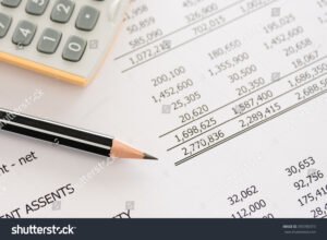 scrivania con foglio contabile e penna