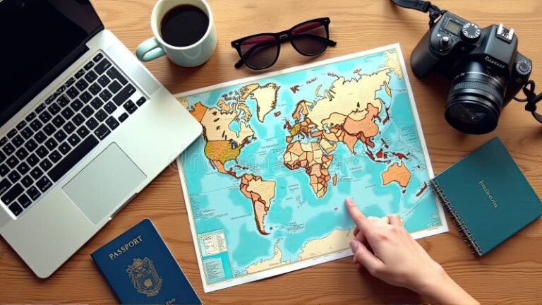 scrivania con mappa computer e passaporti