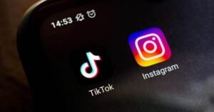 smartphone che salva video da app social