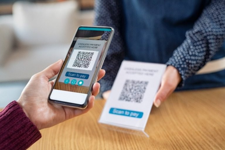Come funziona un Pos con telefonino per pagamenti digitali 30 smartphone che scansiona codice qr per pagamento digitale