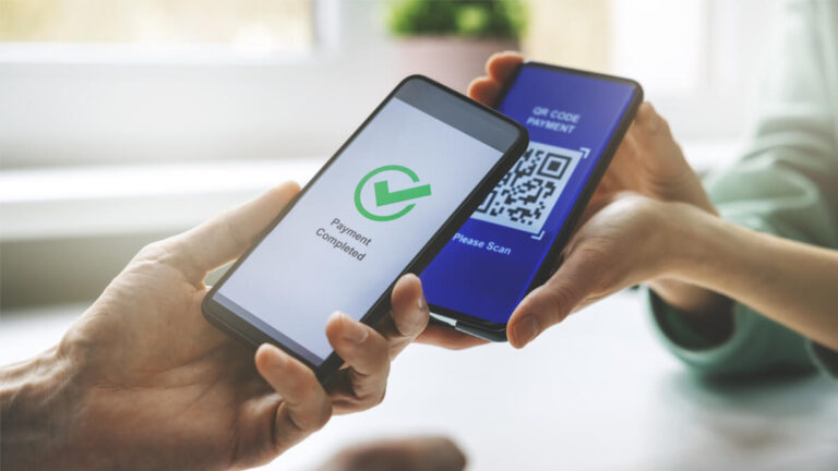 Come pagare con QR Code: Quali Metodi e App Utilizzare 2 smartphone che scansiona un qr code per pagamento