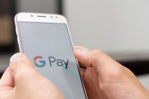 smartphone con app di pagamento digitale aperta