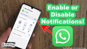 smartphone con icone di notifica whatsapp disattivate