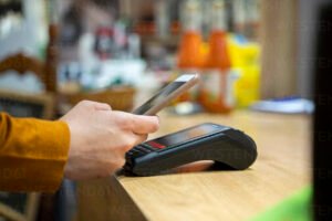 smartphone con pagamento contactless in negozio