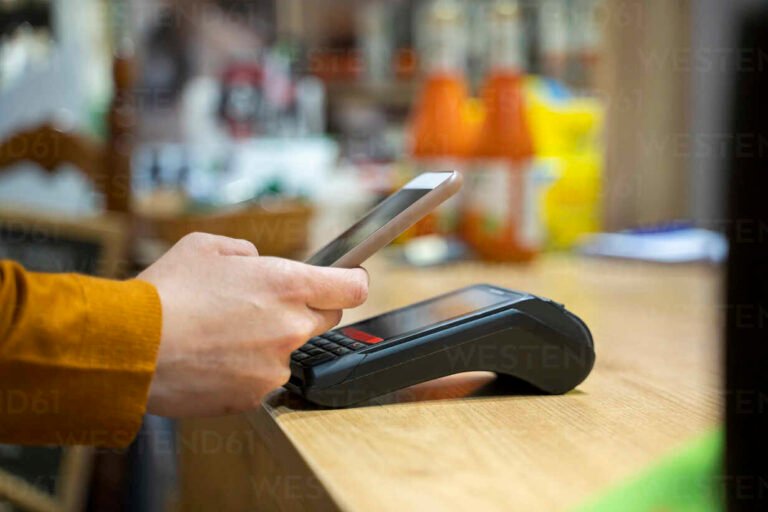 smartphone con pagamento contactless in negozio