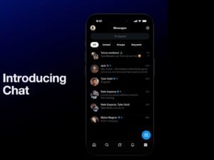smartphone con schermata chat anonima oscurata