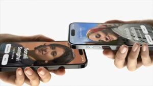 smartphone due mani scambio contatti schermo