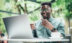 social media manager al lavoro con laptop