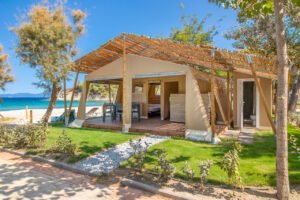 spiaggia con tende e bungalow camping verde