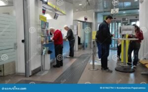 sportello bancario poste italiane con clienti