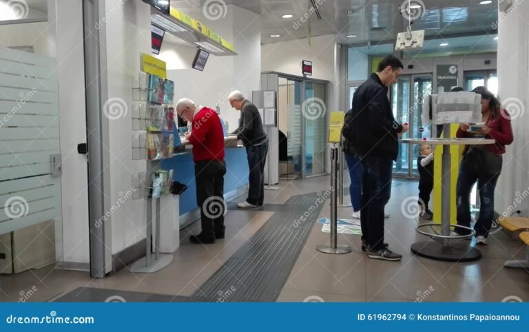 sportello bancario poste italiane con clienti