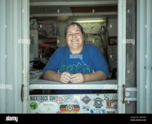 sportello postale con cliente e impiegato sorridenti