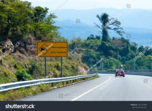 strade panoramiche con segnali chilometrici