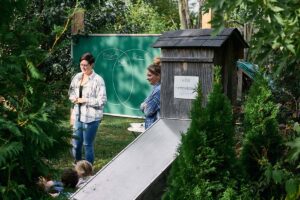 studente che studia erboristeria con piante sulle spalle
