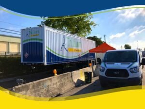 taniche di carburante accanto a camion aziendali