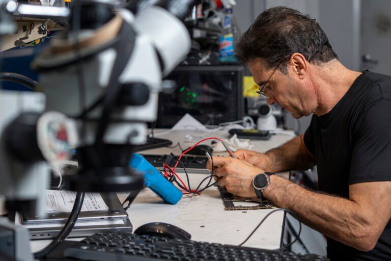 tecnico informatico che lavora su computer windows