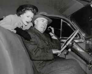 telefono antico con icone di assicurazione auto