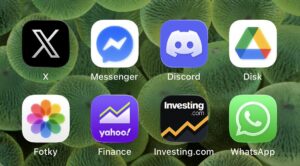 telefono fisso con icona whatsapp sovrapposta