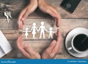 telefono protetto da una mano premurosa