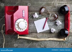 telefono vintage con cuffie accanto a foglio