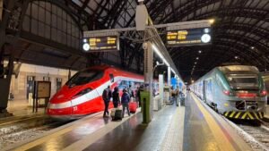 treno italiano in stazione con orologio visibile