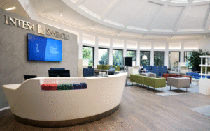 ufficio bancario intesa san paolo con clienti