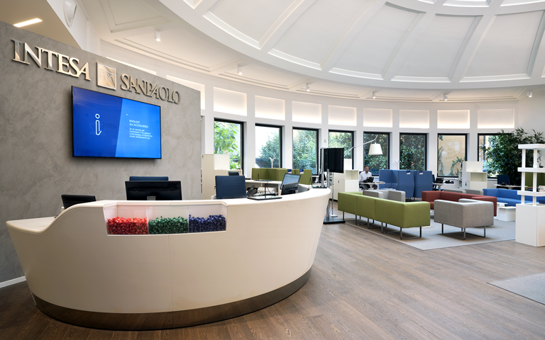 Come Effettuare un Bonifico Estero con Intesa San Paolo 1 ufficio bancario intesa san paolo con clienti