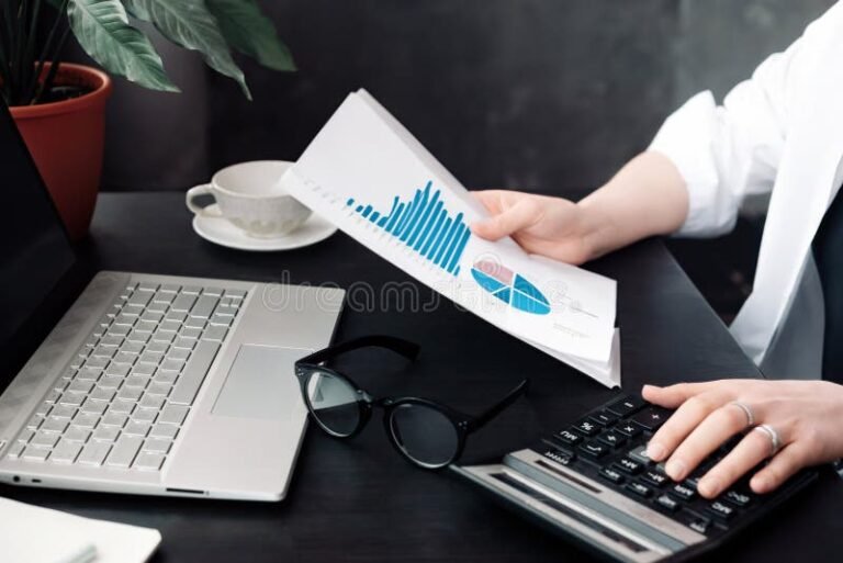 ufficio con professionista che analizza bilancio